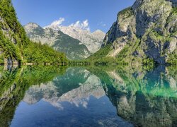 Odbicie gór w jeziorze Obersee w Bawarii