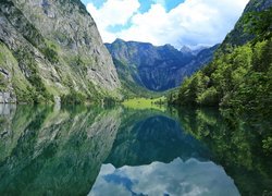 Odbicie gór w jeziorze Obersee w Parku Narodowym Berchtesgaden