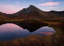 Odbicie gór w stawie na norweskiej wyspie Senja