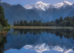Odbicie Góry Cooka w jeziorze Matheson w Nowej Zelandii