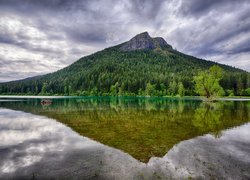 Góra Rattlesnake Ridge, Jezioro Rattlesnake Lake, Drzewa, Las, Chmury, Odbicie, Stan Waszyngton, Stany Zjednoczone