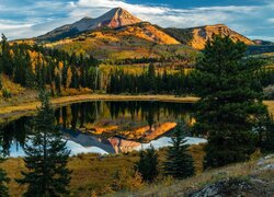 Stany Zjednoczone, Kolorado, Góry, San Juan Mountains, Jezioro, Boyce Lake, Jesień, Drzewa, Odbicie