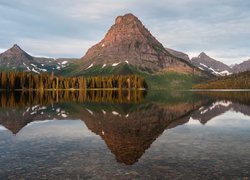 Góry, Sinopah Mountain, Jezioro, Pray Lake, Park Narodowy Glacier, Drzewa, Odbicie, Stan Montana, Stany Zjednoczone