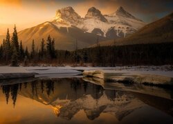 Kanada, Alberta, Góry, Canadian Rockies, Góra, Three Sisters, Rzeka, Policeman Creek, Góry, Zima, Śnieg, Drzewa, Las, Chmury, Odbicie
