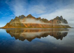 Odbicie góry Vestrahorn w morzu