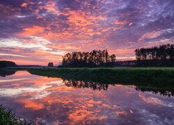 Odbicie kolorowego nieba w rzece Narew
