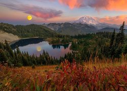Odbicie księżyca w jeziorze w Parku Narodowym Mount Rainier