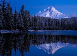 Odbicie ośnieżonego stratowulkanu Mount Hood w jeziorze