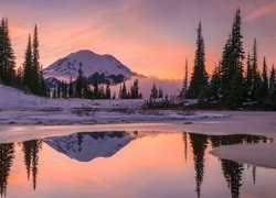 Zima, Góry, Jezioro, Tipsoo Lake, Drzewa, Odbicie, Wschód słońca, Park Narodowy Mount Rainier, Stratowulkan Mount Rainier, Stan Waszyngton, Stany Zjednoczone