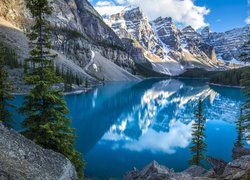 Kanada, Alberta, Park Narodowy Banff, Góry, Jezioro, Moraine Lake, Las, Drzewa, Chmury, Odbicie