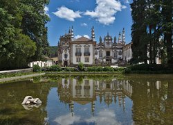 Odbicie pałacu Casa de Mateus w stawie