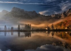 Góry, Mgła, Wschód słońca, Jezioro, Almsee, Domy, Drzewa, Odbicie, Austria