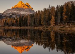 Jezioro, Antorno Lake, Góry, Dolomity, Rozświetlony, Masyw, Tre Cime di Lavaredo, Drzewa, Jesień, Las, Chmury, Prowincja Belluno, Włochy