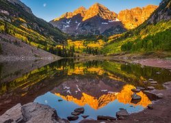Odbicie rozświetlonego szczytu Maroon Bells w jeziorze Maroon Lake