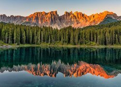 Odbicie rozświetlonych Alp w jeziorze Lago di Carezza