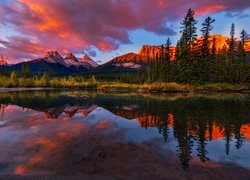 Odbicie rozświetlonych Gór Skalistych w rzece Bow River