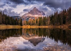 Odbicie skalistej góry i drzew w jeziorze Antorno Lake