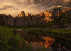 Góry, Skały, Ptaki, Kaczki, Drzewa, Trawa, Chmury, Smith Rock, Rzeka, Crooked River, Oregon, Stany Zjednoczone