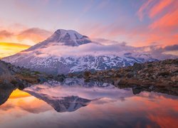 Odbicie stratowulkanu Mount Rainier w jeziorze Reflection Lake