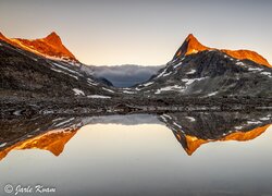 Rozświetlone, Góry Jotunheimen, Szczyty, Hjelledalstind, Falketind, Park Narodowy Jotunheimen, Jezioro Gjende, Norwegia