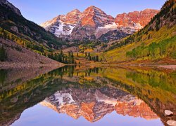 Odbicie szczytów Maroon Bells w jeziorze Maroon Lake