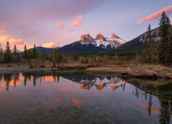 Kanada, Alberta, Canmore, Góry, Canadian Rockies, Góra, Three Sisters, Rzeka, Bow River, Drzewa