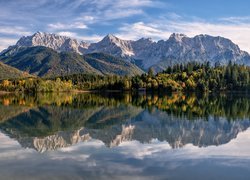 Odbicie w jeziorze pasma górskiego Karwendel i jesiennych drzew w Bawarii