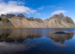 Odbicie w morzu góry Vestrahorn w Islandii