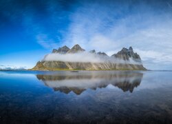 Odbicie w morzu zamglonej góry Vestrahorn