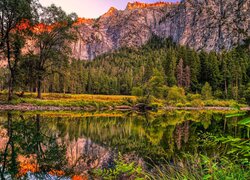 Odbicie w rzece gór i drzew w Parku Narodowym Yosemite