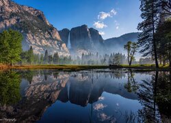 Stany Zjednoczone, Kalifornia, Park Narodowy Yosemite, Góry, Rzeka, Drzewa, Odbicie