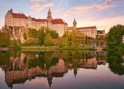 Niemcy, Zamek Sigmaringen, Rzeka Dunaj, Łabędzie, Niebo, Chmury, Zachód słońca, Drzewa