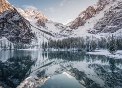 Odbicie zaśnieżonych Dolomitów w jeziorze Pragser Wildsee