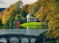 Ogród z kopią Panteonu nad jeziorem w rezydencji Stourhead