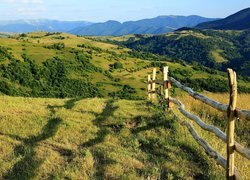 Ogrodzenie na wzgórzu z widokiem na górski krajobraz