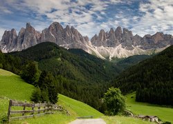 Ogrodzenie przy drodze w dolinie Val di Funes i masyw Odle