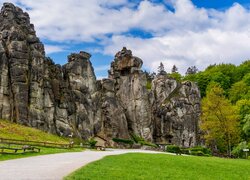 Ogrodzona droga przy formacji skalnej Externsteine w Niemczech