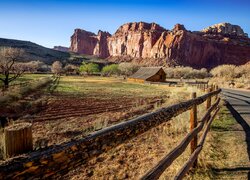 Ogrodzona stodoła Gifford przy drodze w Parku Narodowym Capitol Reef