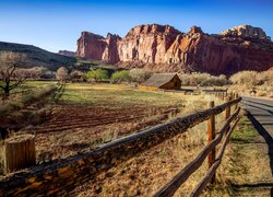 Czerwone, Skały, Stodoła Gifford, Droga, Ogrodzenie, Pola, Drzewa, Park Narodowy Capitol Reef, Utah, Stany Zjednoczone