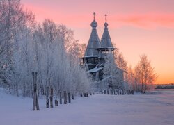 Rosja, Karelia, Wieś Chelmuzhi, Cerkiew, Drzewa, Zima, Śnieg