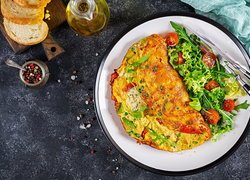 Omlet z sałatką