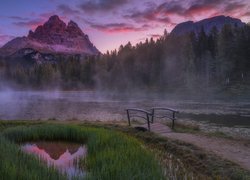 Jezioro, Antorno Lake, Mostek, Góry, Dolomity, Masyw, Tre Cime di Lavaredo, Drzewa, Trawa, Mgła, Prowincja Belluno, Włochy