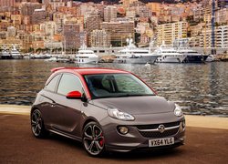 Opel Adam na tle przystani