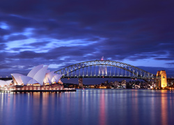 Opera i oświetlony most Sydney Harbour Bridge  nad zatoką Port Jackson nocą