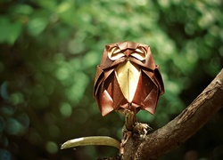 Origamowa sowa na gałęzi drzewa