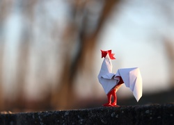Origamowy kogucik na murku
