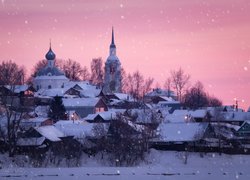 Ośnieżona cerkiew i dachy domów w rosyjskim mieście Kostroma