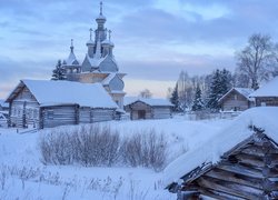 Ośnieżona cerkiew i domy w rosyjskiej wsi Kimzha