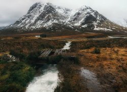 Góry, Ośnieżone, Szczyty, Góra, Buachaille Etive Mor, Strumień, Rzeczka, Drewniana, Kładka, Mostek, Jesienna, Trawa, Glen Coe, Szkocja