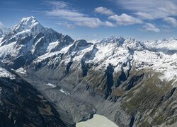 Ośnieżona góra Cooka w Alpach Południowych w Nowej Zelandii
